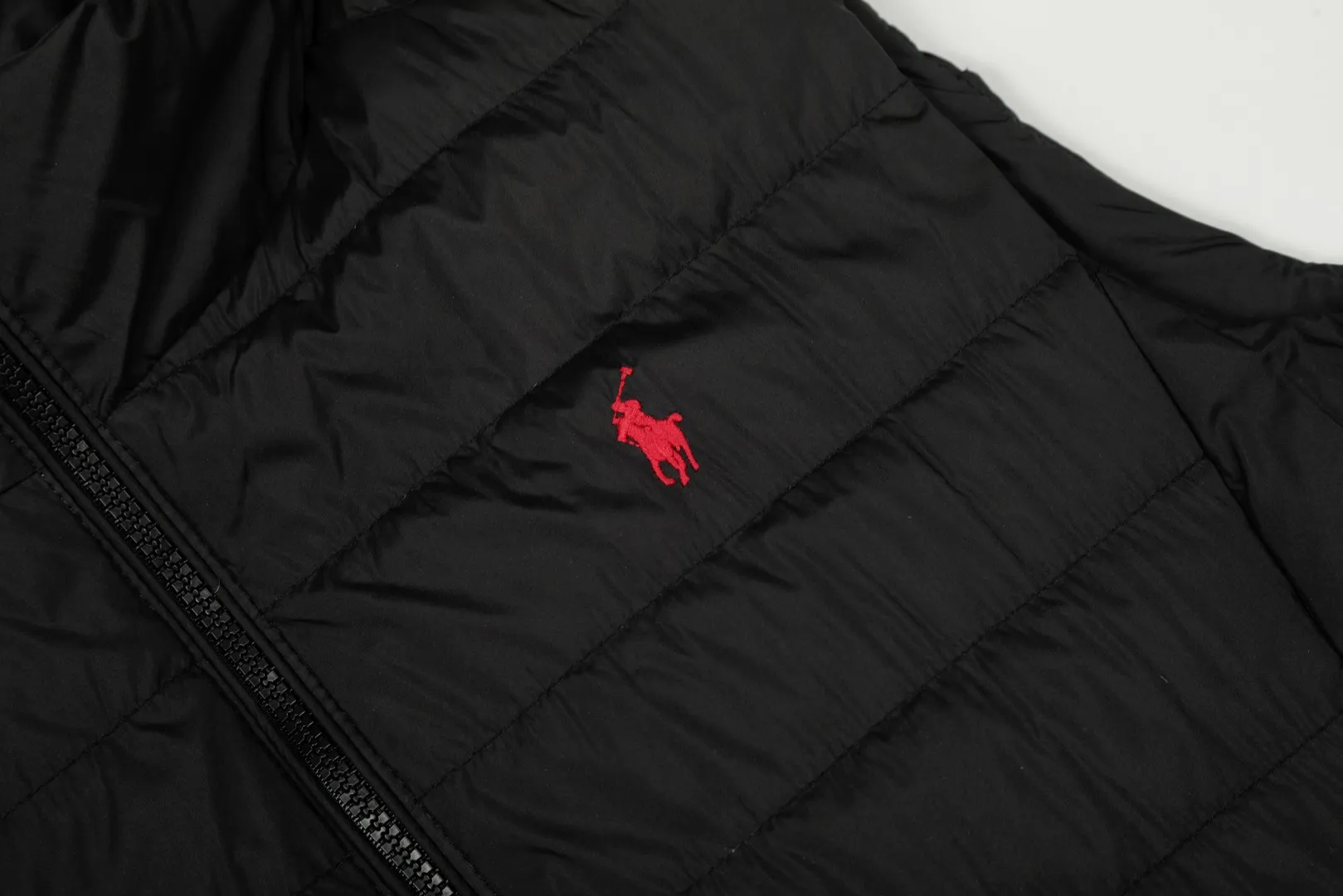 P360 top quality" Style number: 9001# [Ralph Lauren winter basic classic solid color embroidered goddess down vest] ✅Ralph Lauren American retro college style winter basic goddess style down vest ✅90% high-quality white duck down Filling 150g ✅Anti-running velvet treatment on the inside Detailed workmanship in place ✅Pair it with a sweater or sweater jacket of the same color OOTD is amazing~ ✅Tips: Hemp flowers/small twists of the same color Knitted sweaters are also available and can be matched with suits~ ✅Goddess version, the maximum size can be worn up to 160 pounds, loose and comfortable, no pressure ✅Milk white is a hot color, a must-have item for the goddess wardrobe in winter! Size: S-XL Color: Milk White Black Navy